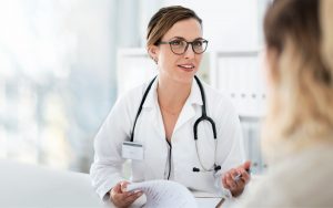 Freundliche Ärztin spricht mit Patientin
