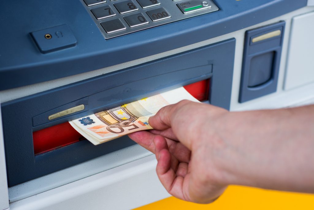 Bargeldabhebung am Bankautomaten
