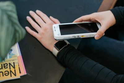 Kartenlesegerät bei Kontaktloszahlung mit Smartwatch